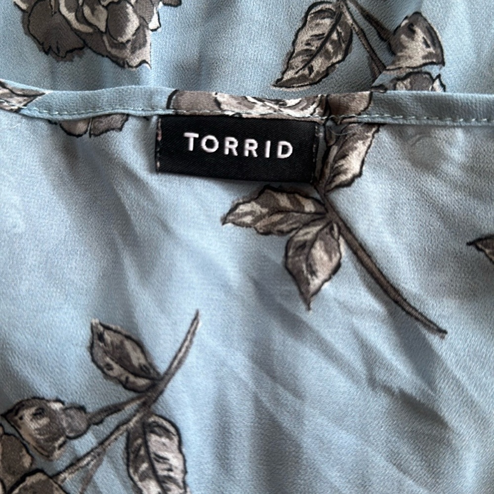Torrid Blue Gray Roses Blouse 1X - Picture 7 of 7